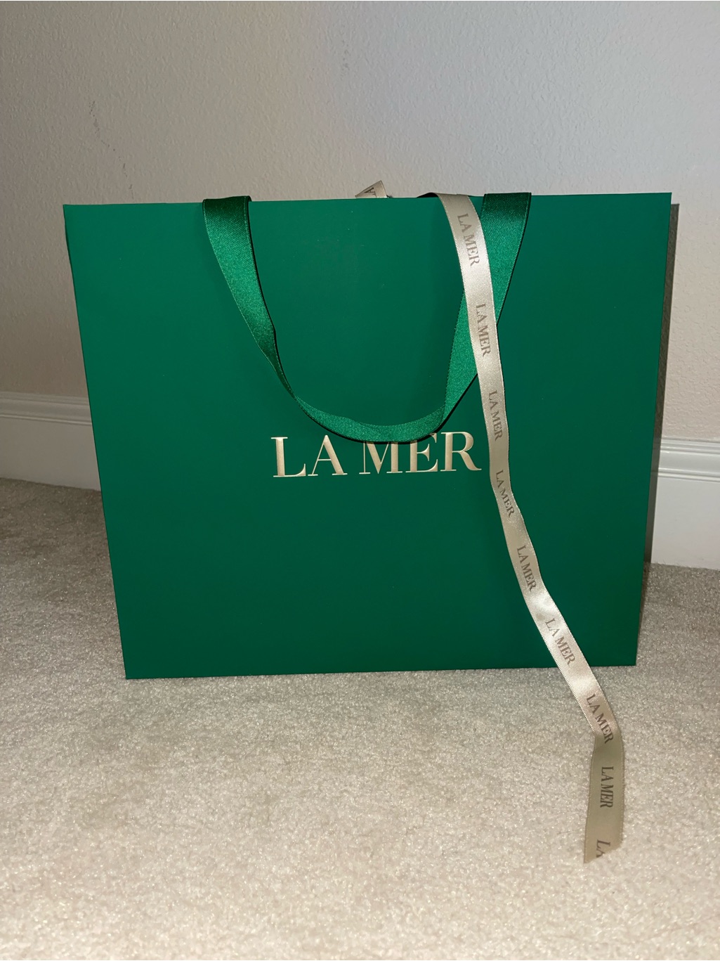 La Mer Ivonic Green Gift Bag With Gold Logo And Cream Ribbon